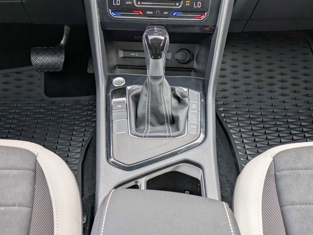 Certified 2025 Volkswagen Taos SE w/ Panoramic Sunroof Package image 20