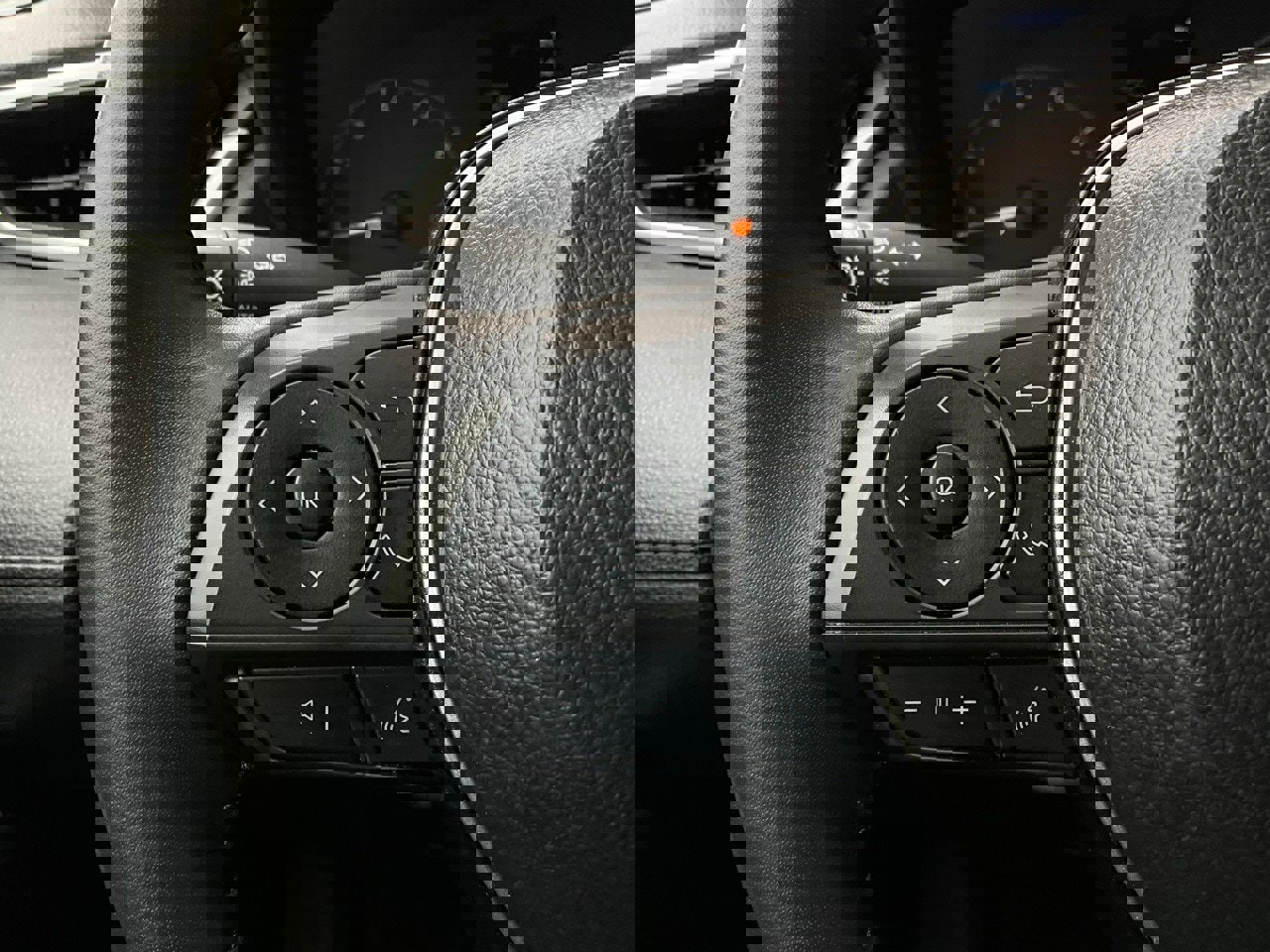 Used 2025 Toyota Corolla Cross LE image 32