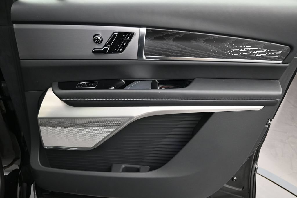 Certified 2026 Cadillac Vistiq Platinum w/ LPO, Floor Liner Package AWD/4WD image 31