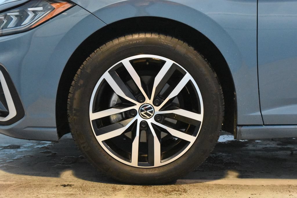 Used 2025 Volkswagen Jetta SE FWD image 25
