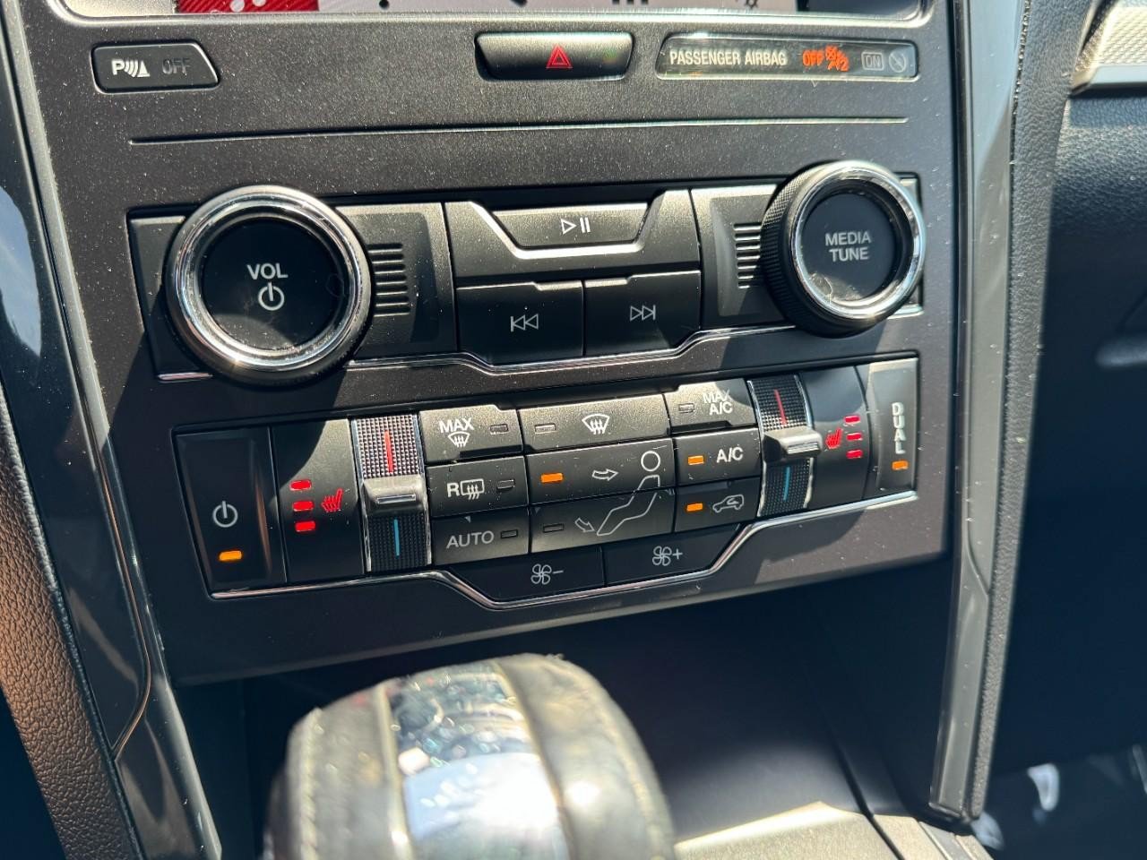 Used 2018 Ford Explorer XLT w/ Equipment Group 202A FWD image 19