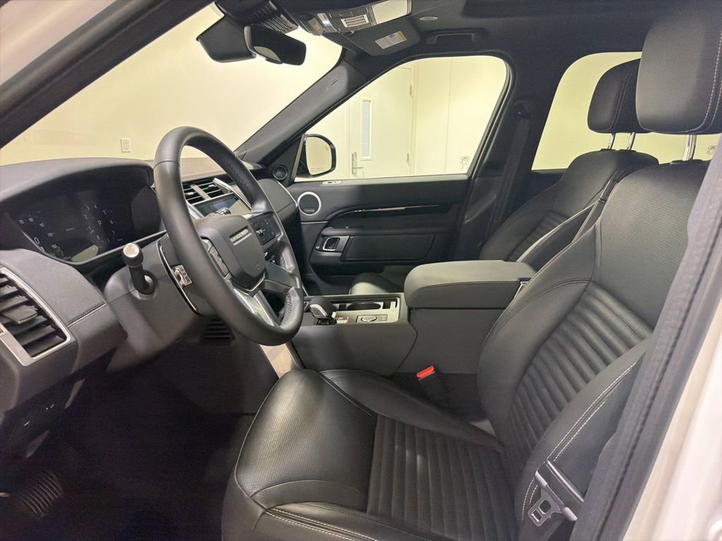 Used 2025 Land Rover Discovery S image 11