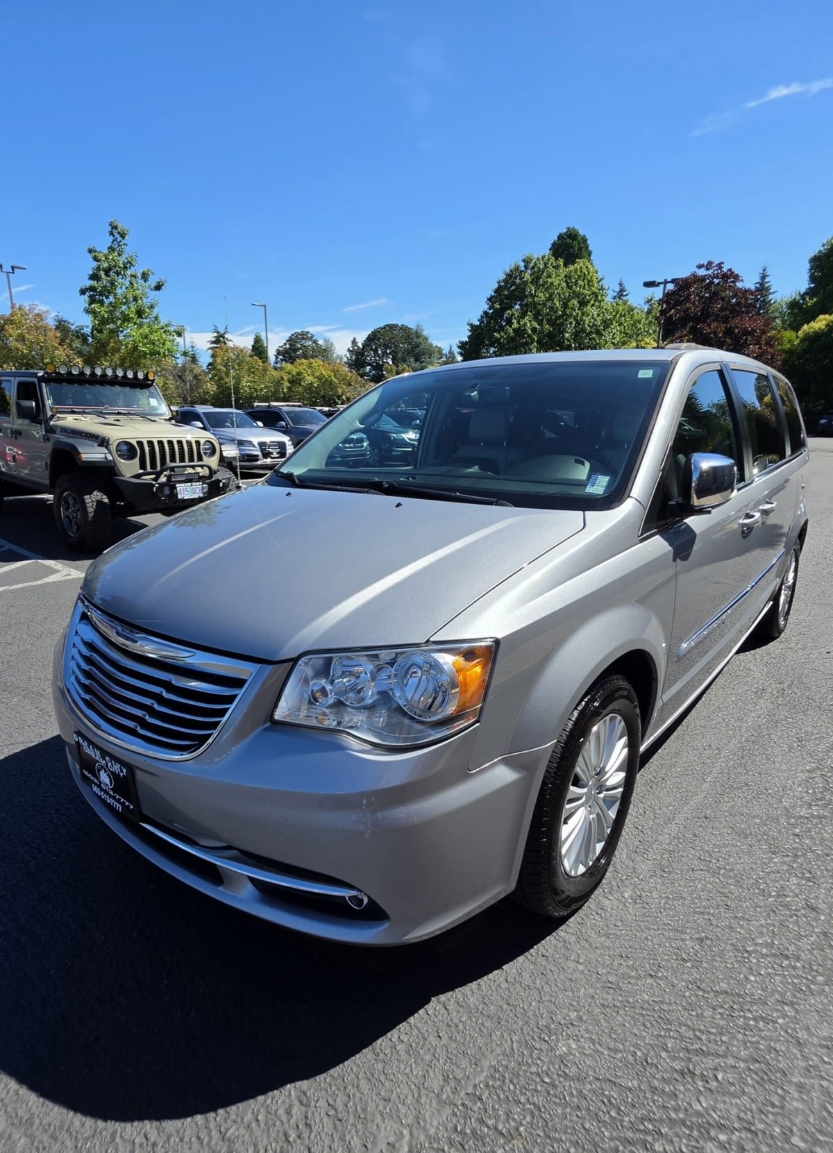 Used 2015 Chrysler Town & Country Touring-L FWD image 5