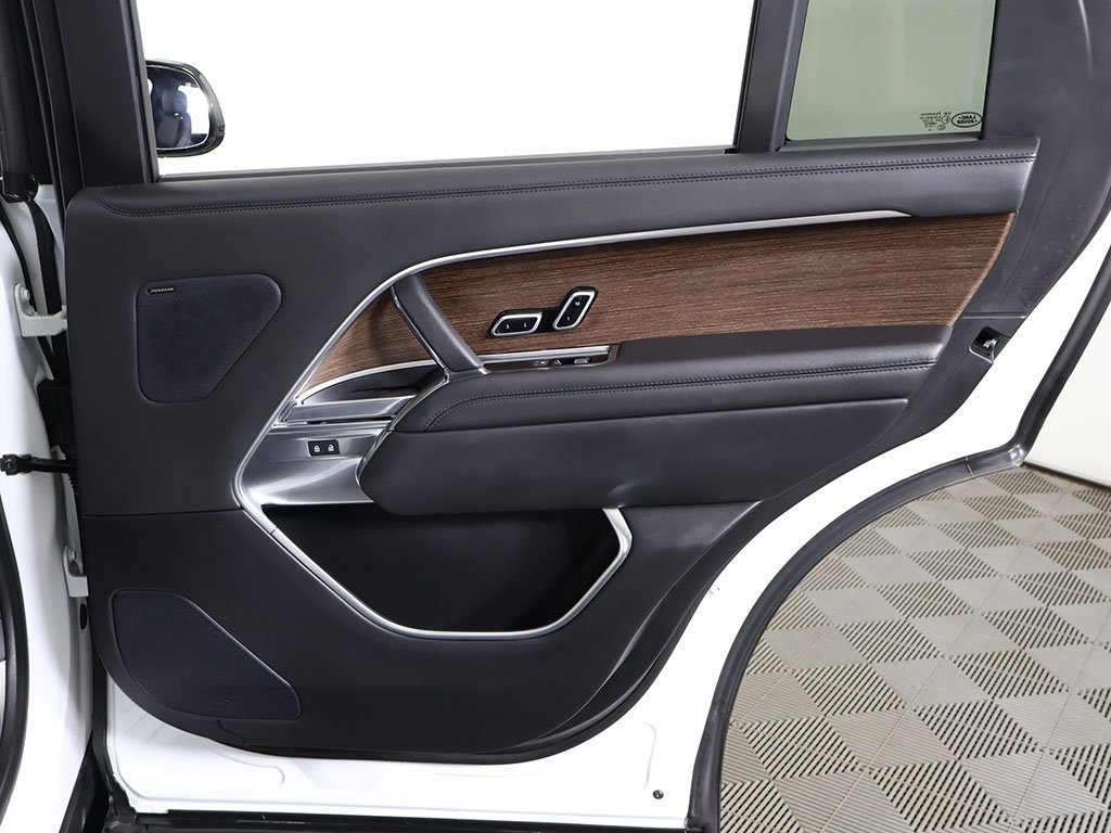 Used 2023 Land Rover Range Rover Long Wheelbase SE image 32