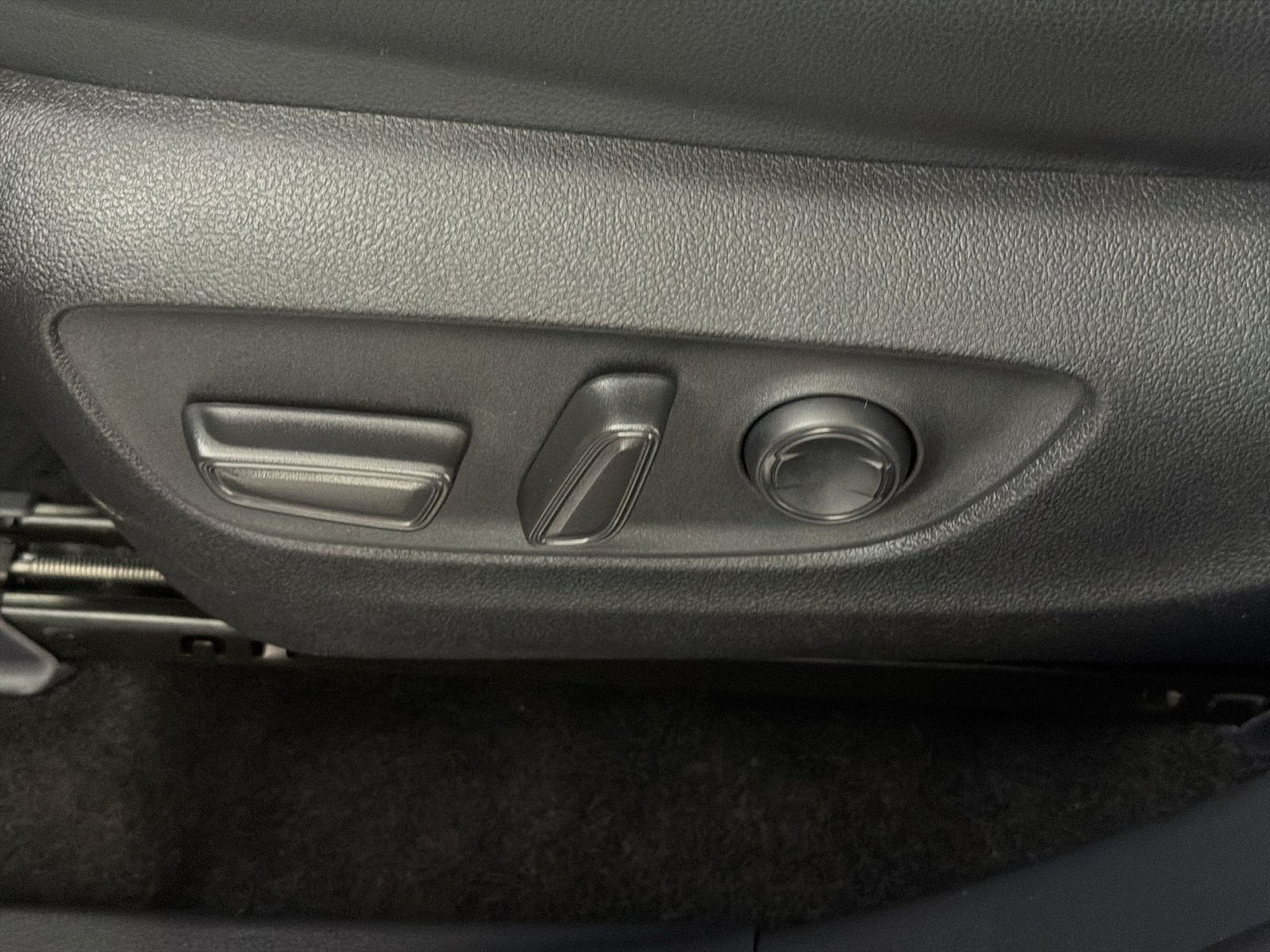 Used 2025 Toyota Highlander XLE AWD/4WD image 14