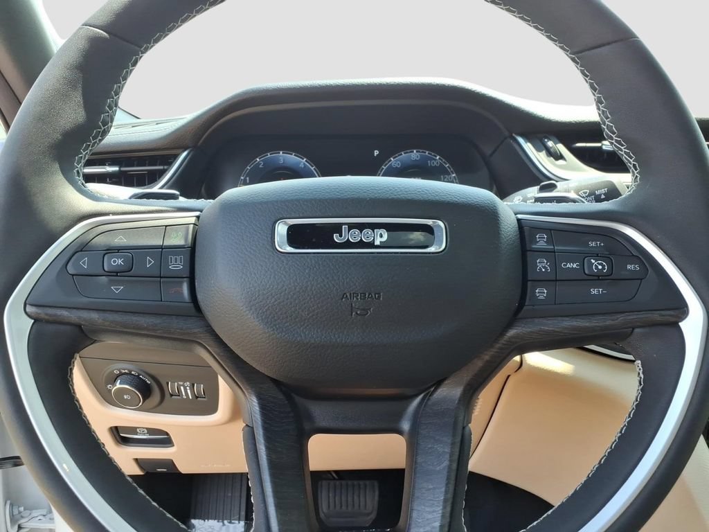 Used 2025 Jeep Grand Cherokee Limited w/ Luxury Tech Group II AWD/4WD image 28
