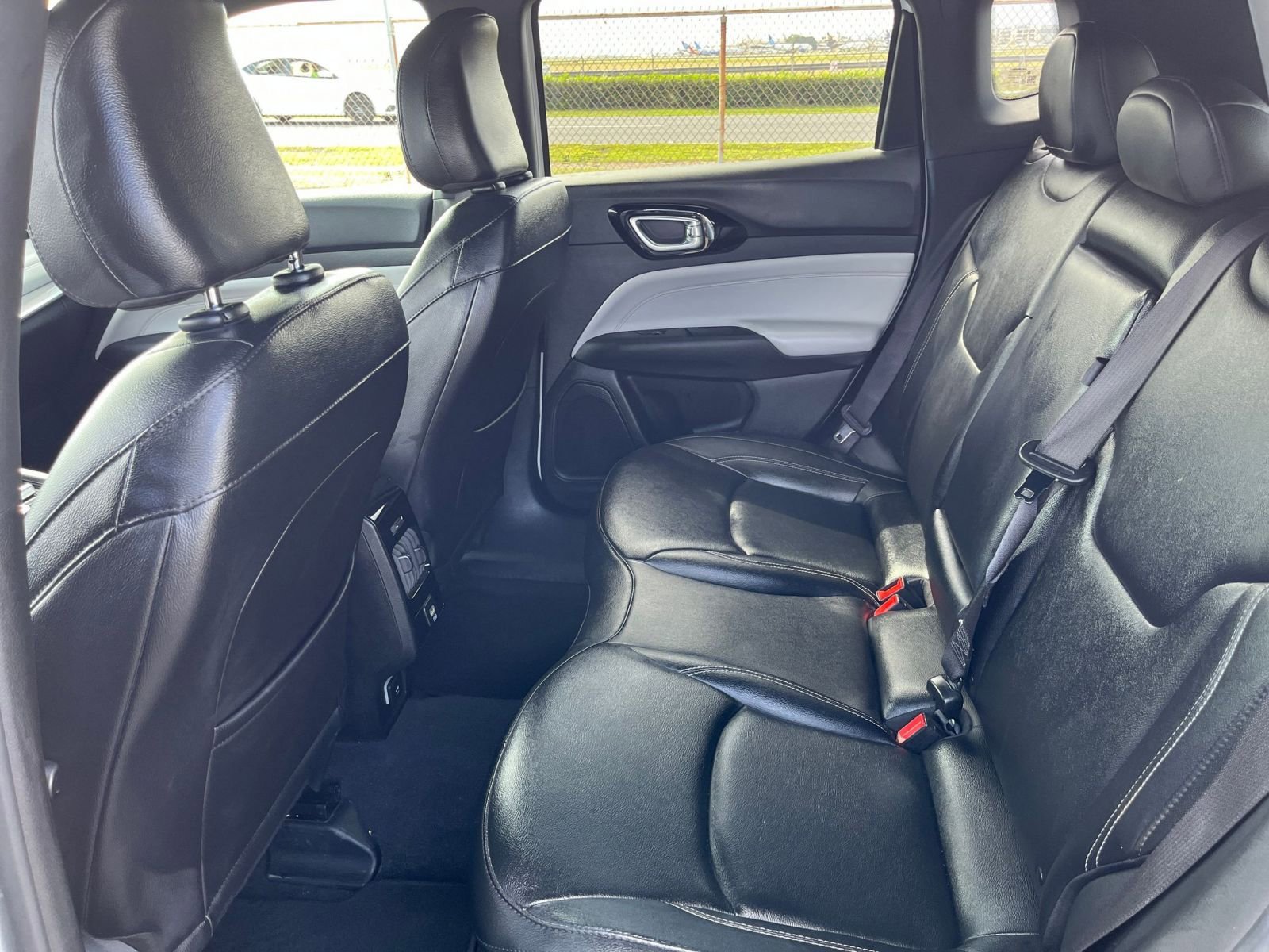 Used 2025 Jeep Compass Limited image 27