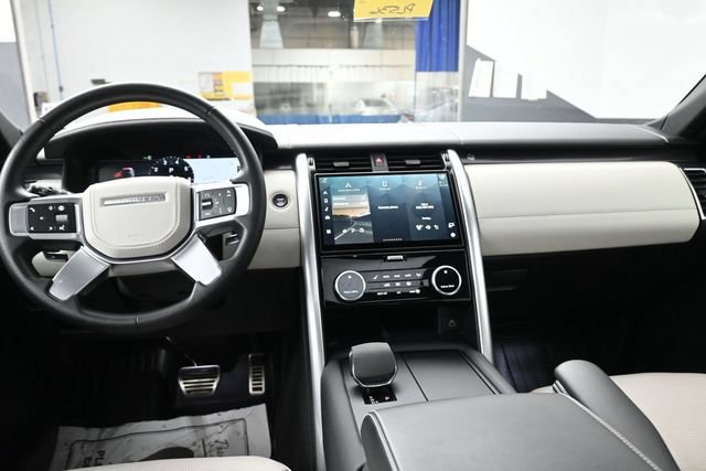 Used 2024 Land Rover Discovery Metropolitan Edition AWD/4WD image 24