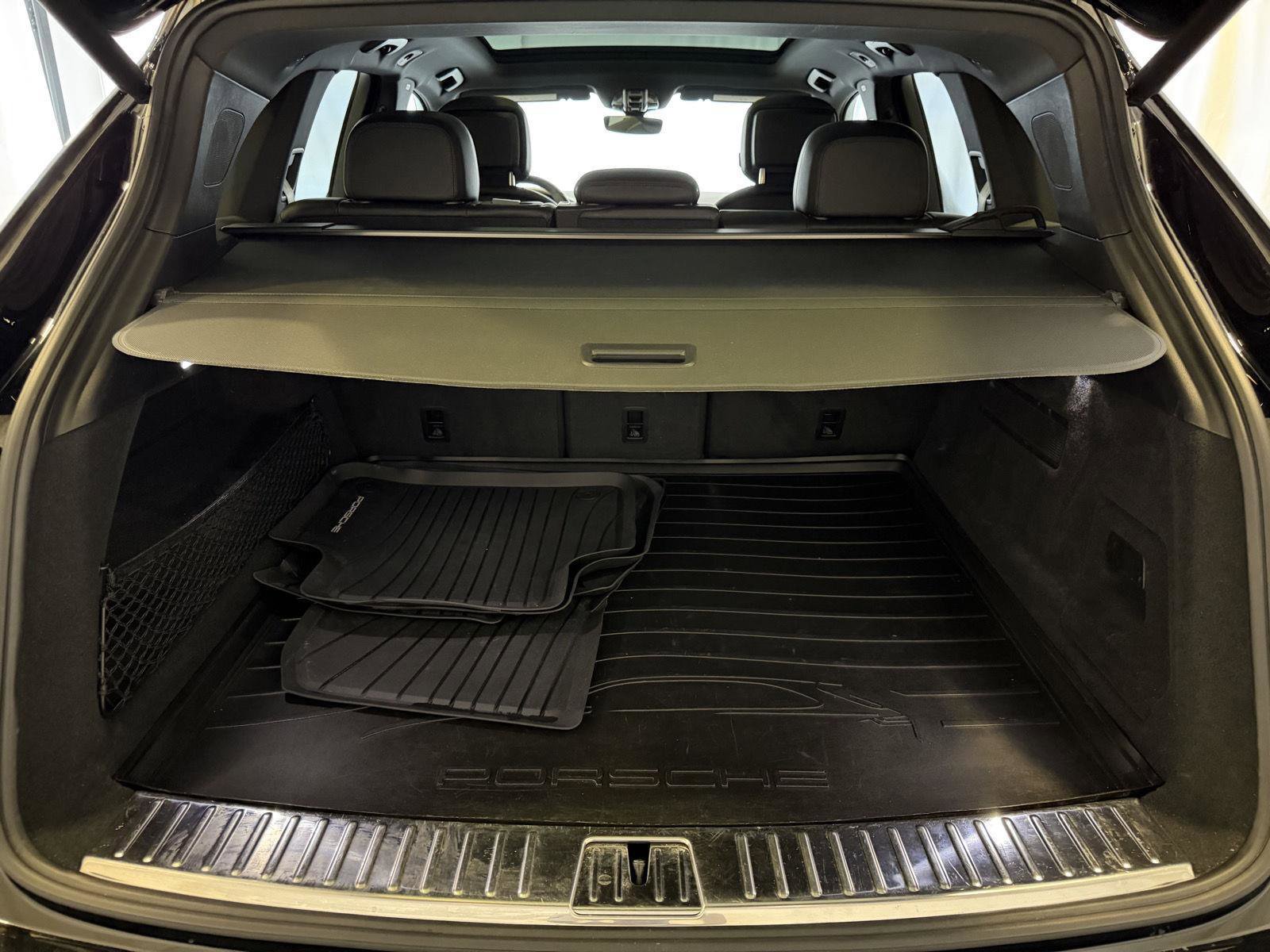 Certified 2023 Porsche Cayenne Platinum Edition image 28