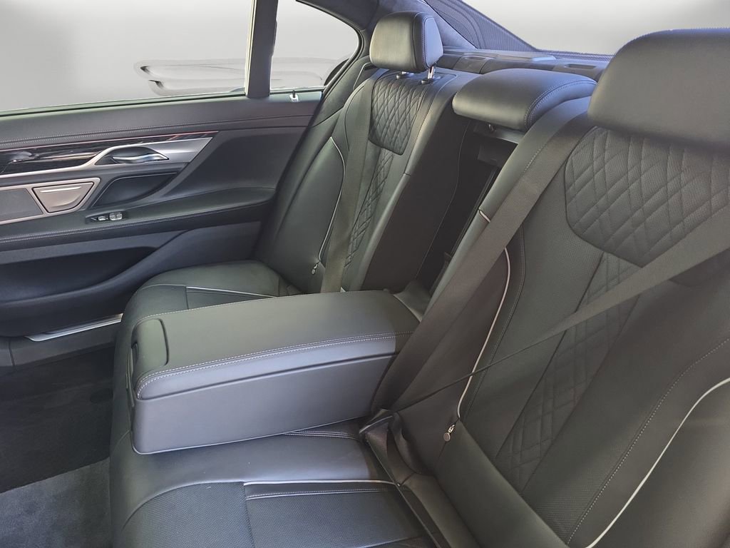 Used 2018 BMW 750i image 12