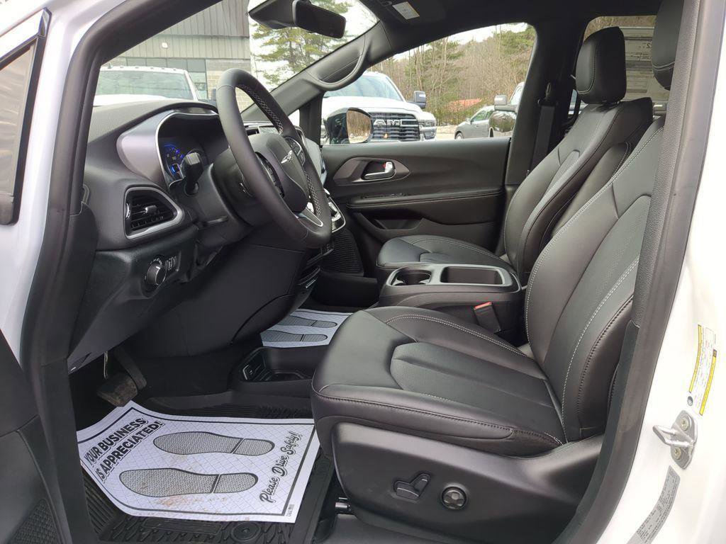 New 2026 Chrysler Voyager LX FWD image 11