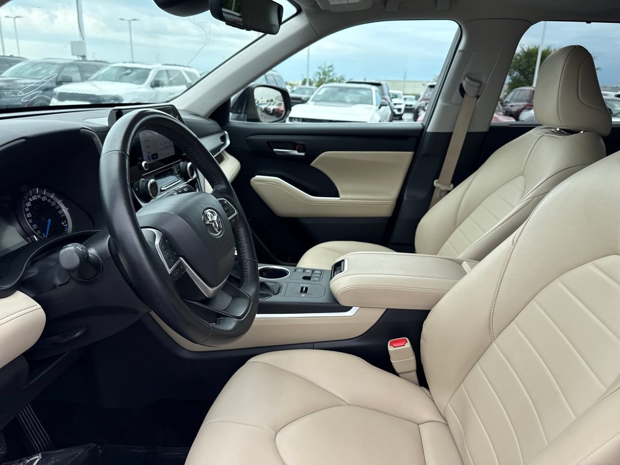 Used 2023 Toyota Highlander XLE AWD/4WD image 12