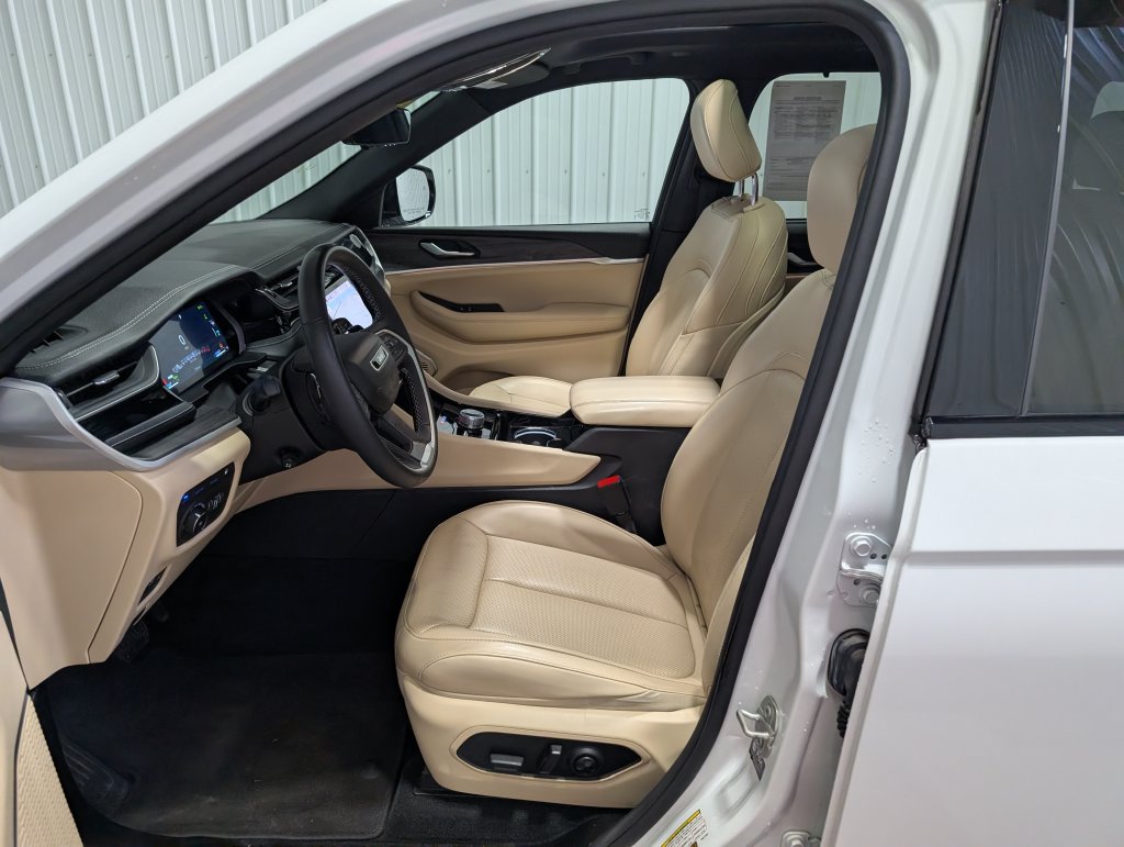 Used 2023 Jeep Grand Cherokee 4WD 4xe w/ Luxury Tech Group II image 16