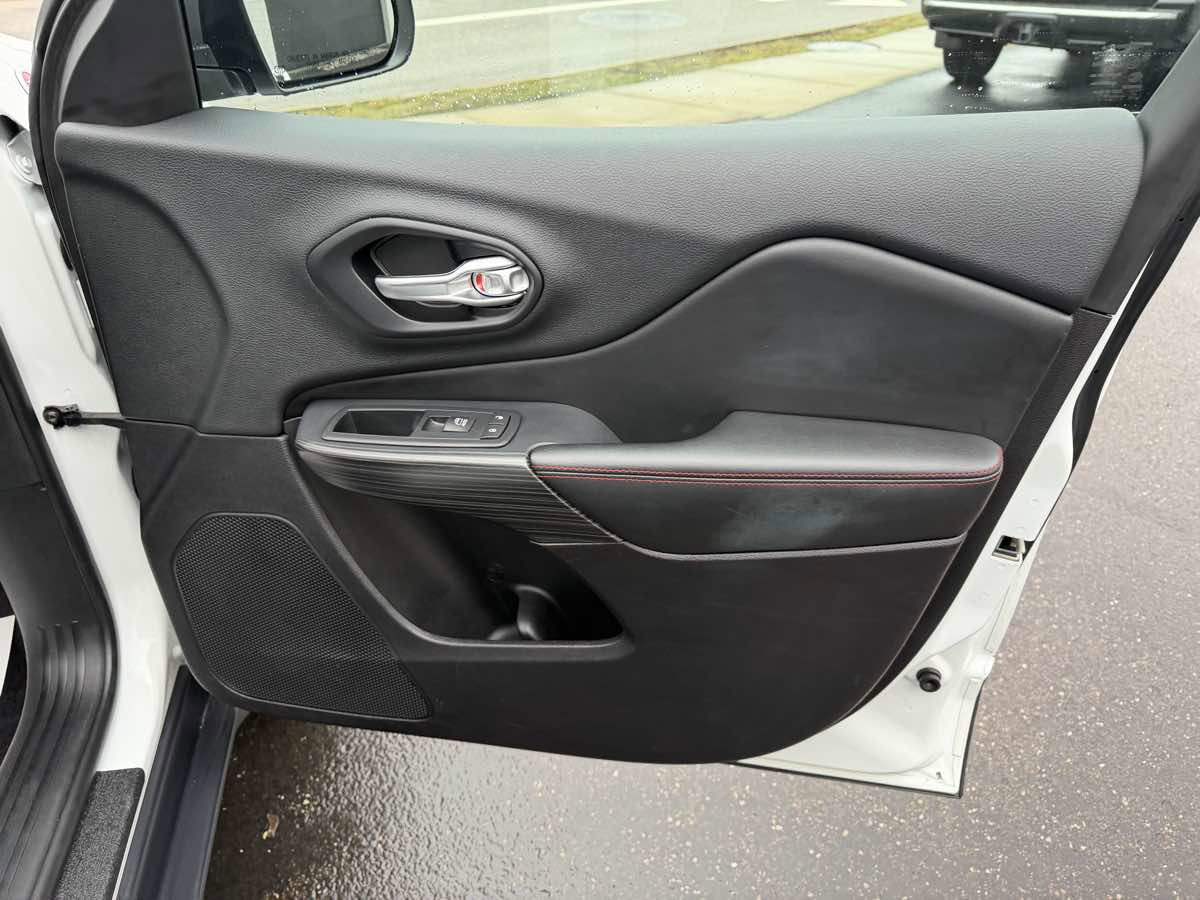 Used 2016 Jeep Cherokee Trailhawk w/ Comfort/Convenience Group image 21