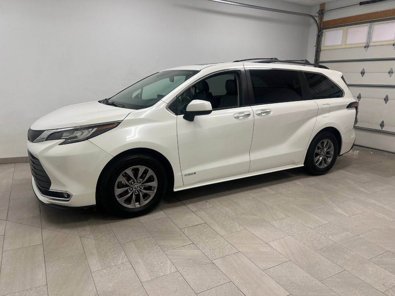 Used 2021 Toyota Sienna XLE w/ XLE Plus Package image 2