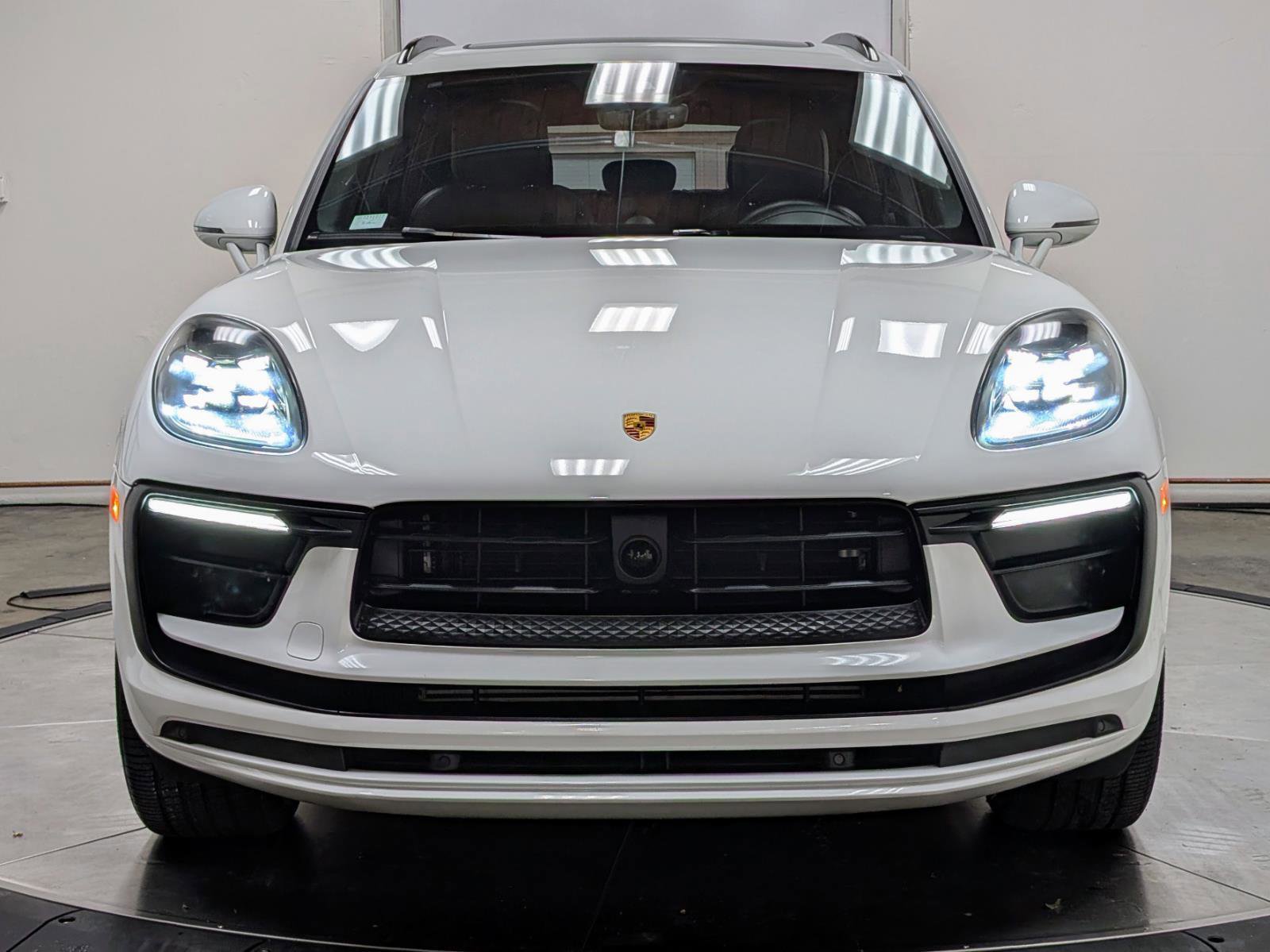 Used 2023 Porsche Macan image 3