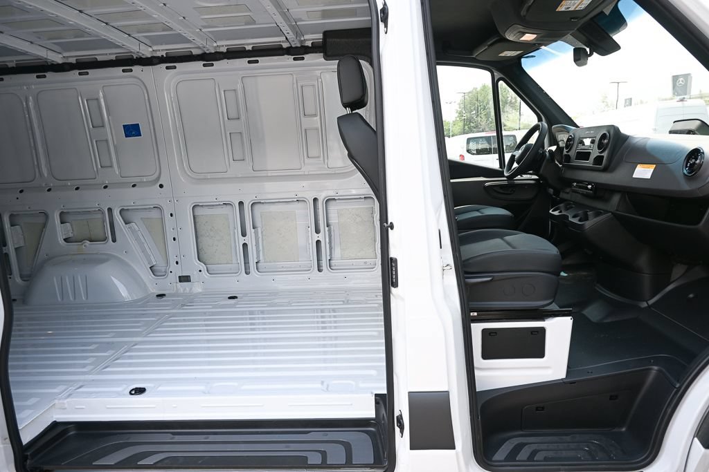 Used 2025 Mercedes-Benz Sprinter 2500 image 22