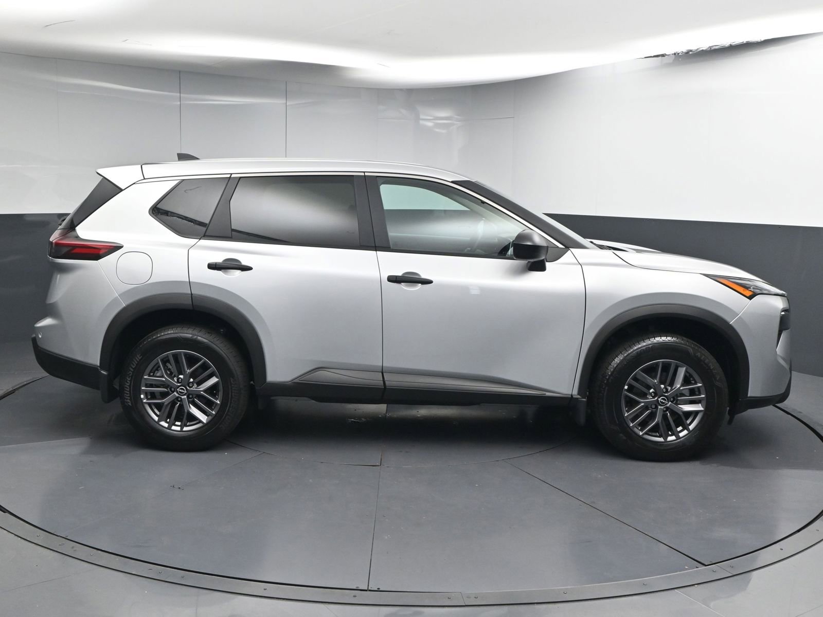 Used 2025 Nissan Rogue S image 8