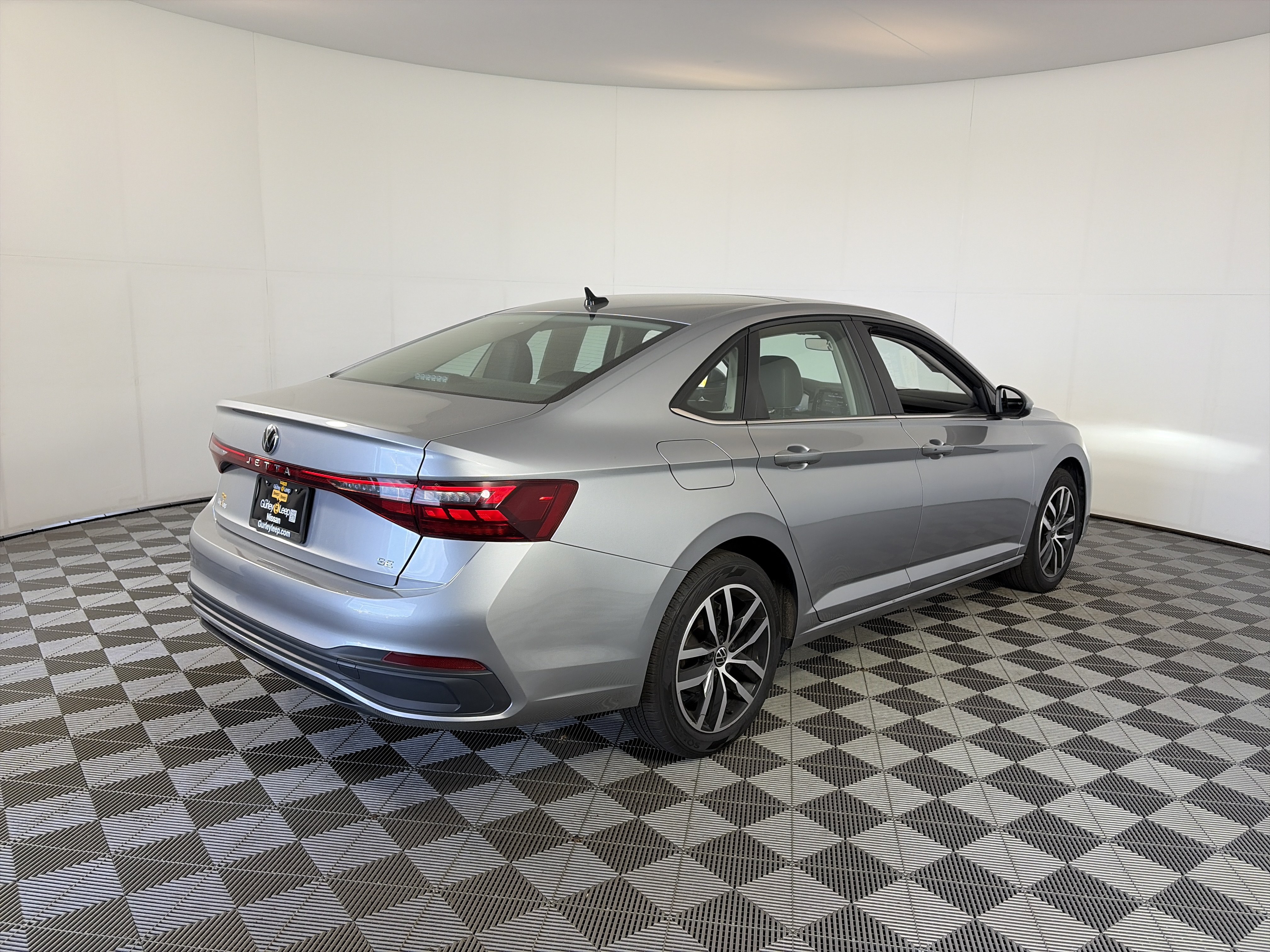 Used 2025 Volkswagen Jetta SE FWD image 9