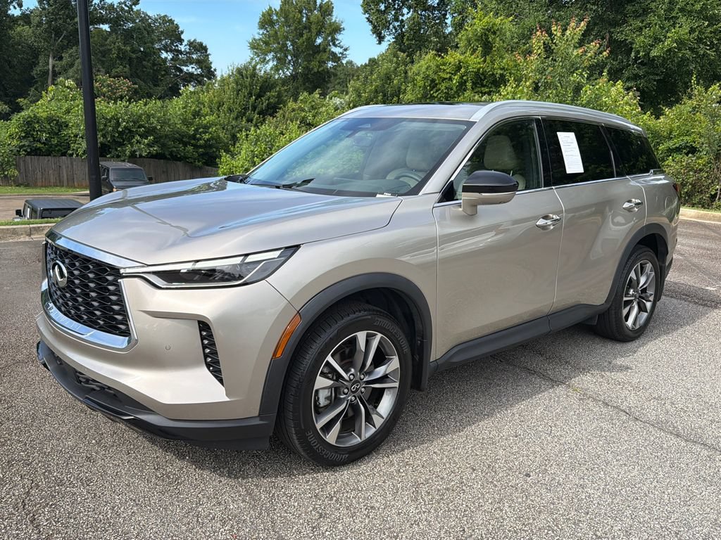 Used 2023 INFINITI QX60 Luxe w/ Cargo Package FWD image 3
