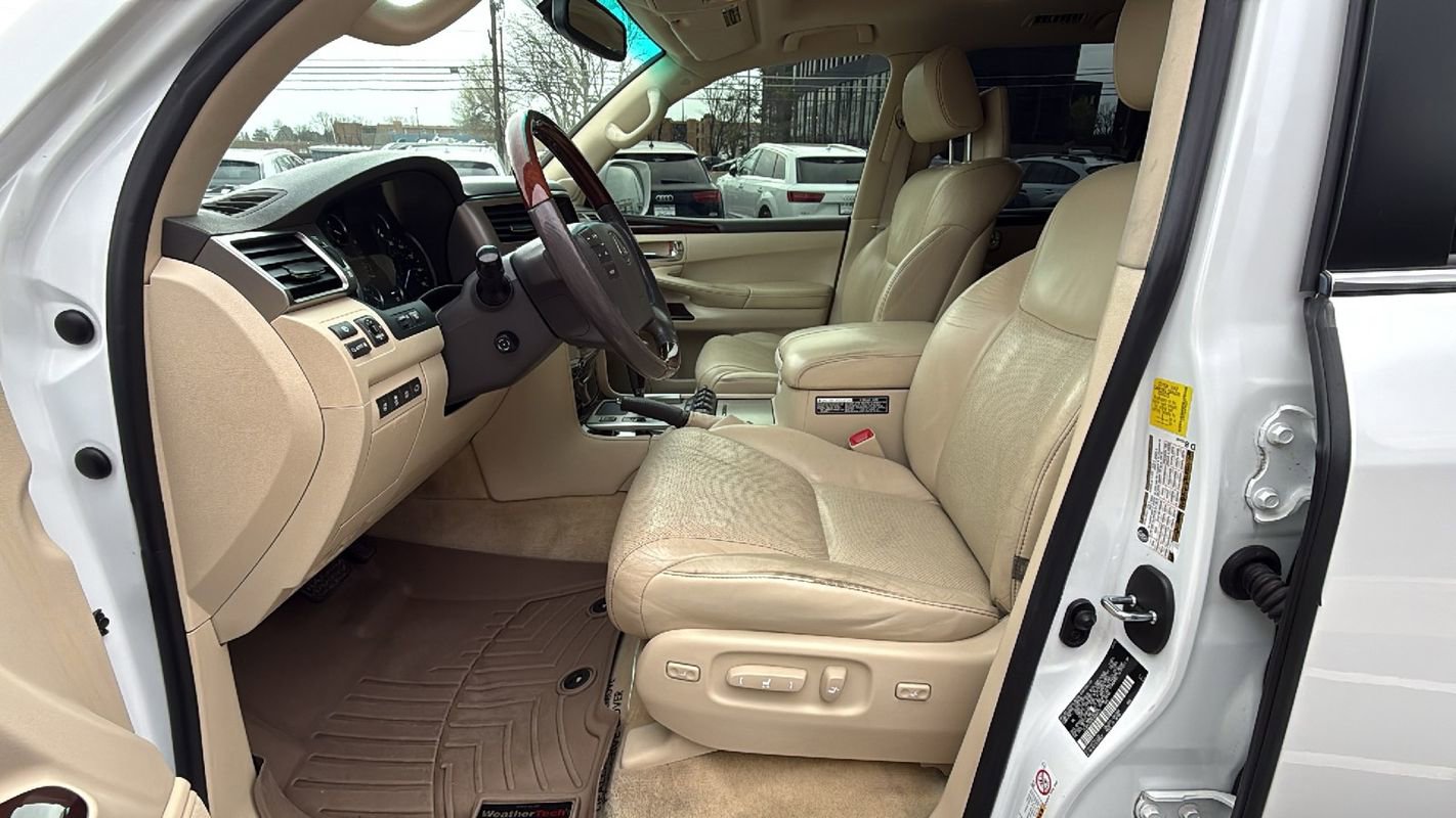 Used 2013 Lexus LX 570 4WD w/ Luxury Pkg image 10