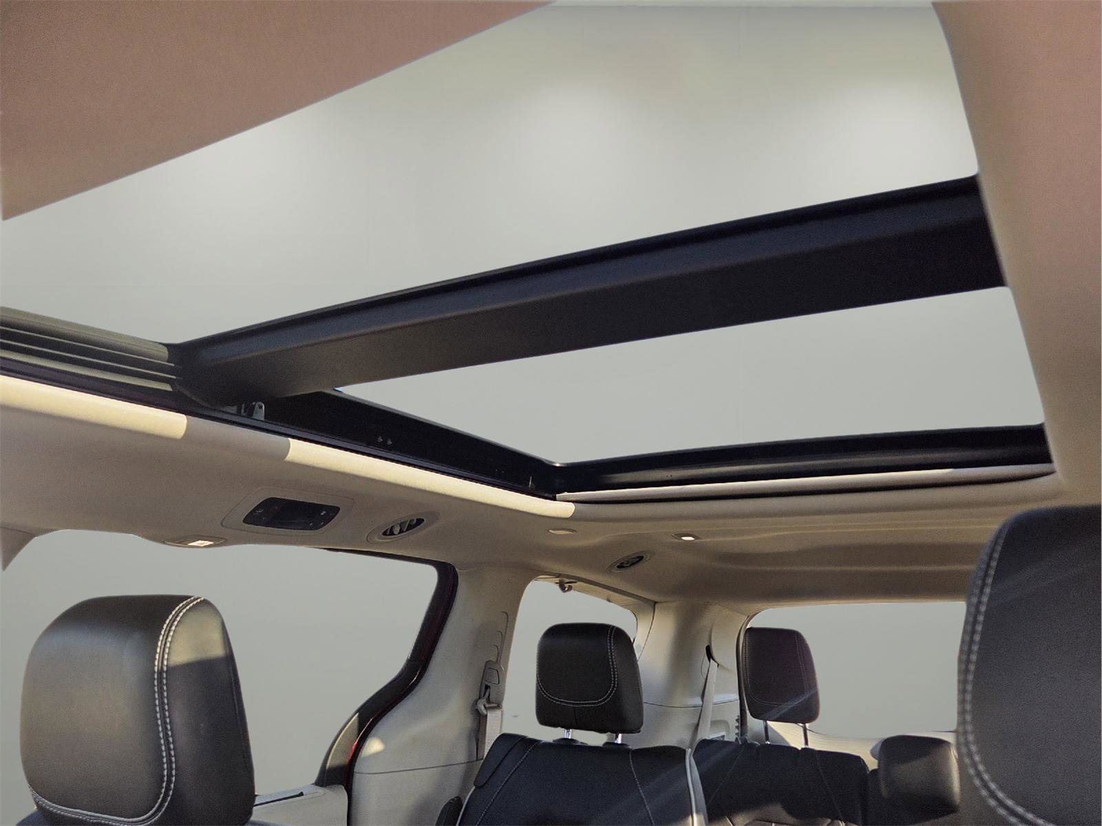 Used 2022 Chrysler Pacifica Limited image 2