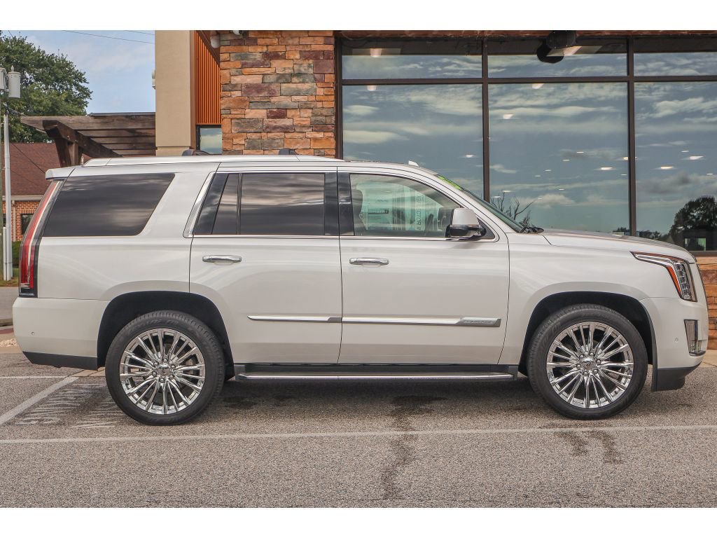 Used 2019 Cadillac Escalade Luxury image 2