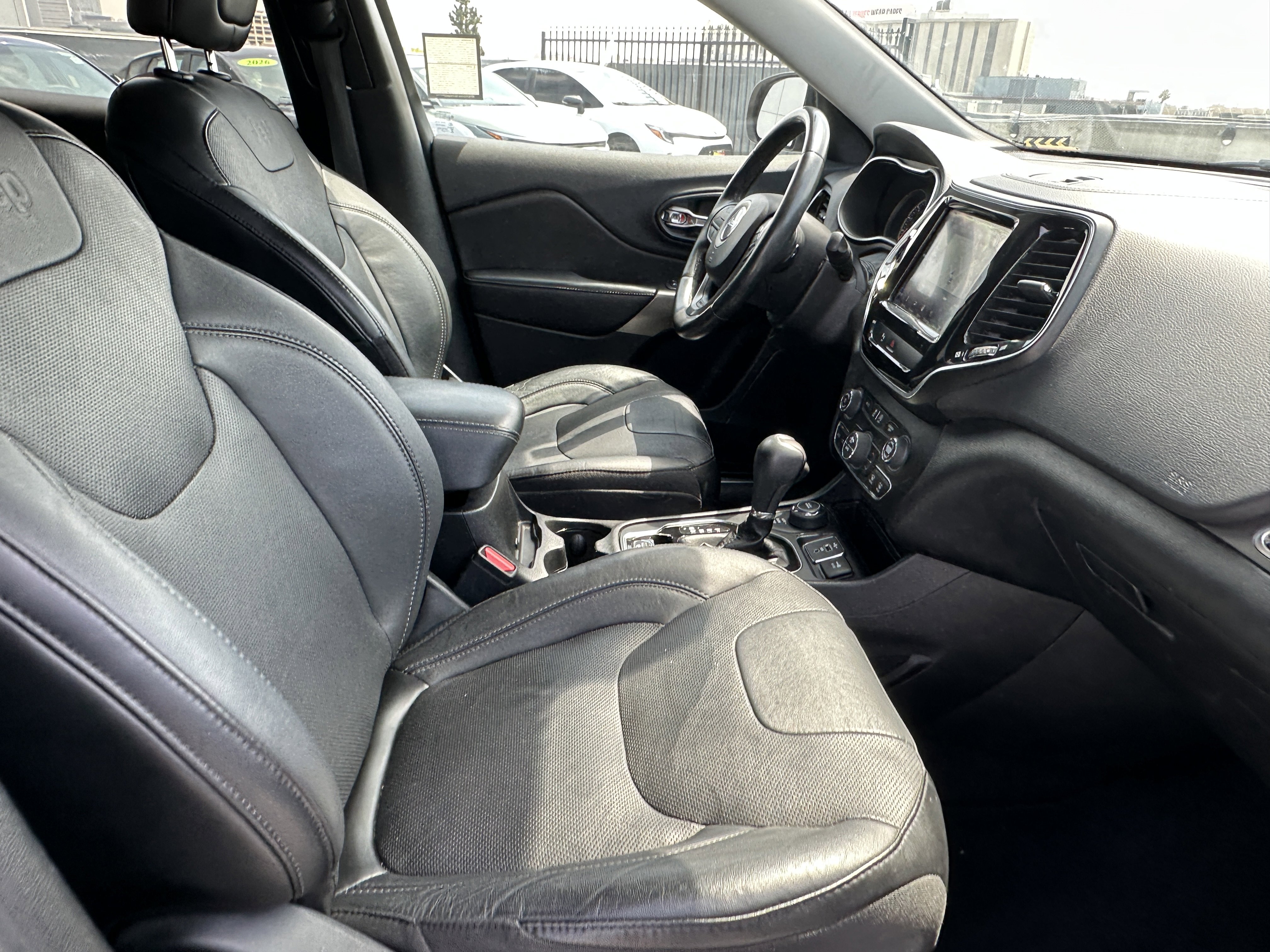 Used 2019 Jeep Cherokee Limited AWD/4WD image 17