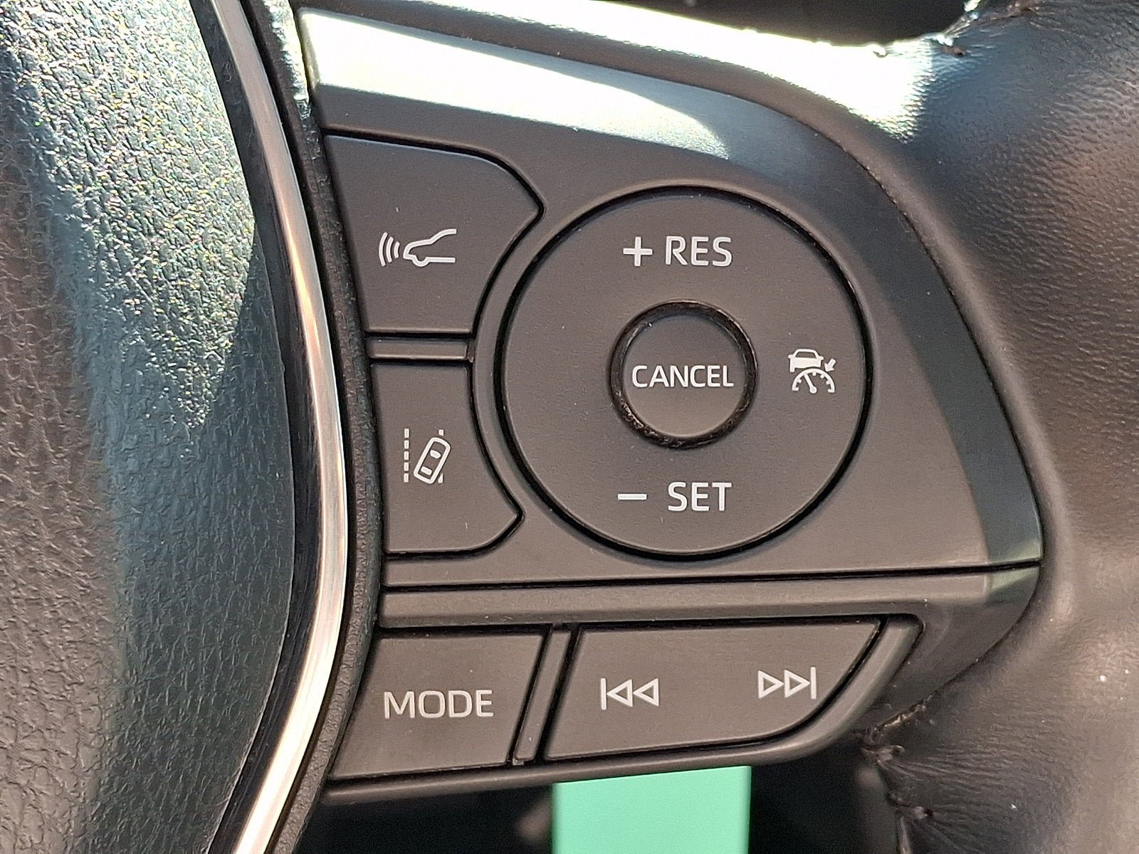 Used 2020 Toyota Camry SE w/ Blackout Package FWD image 23