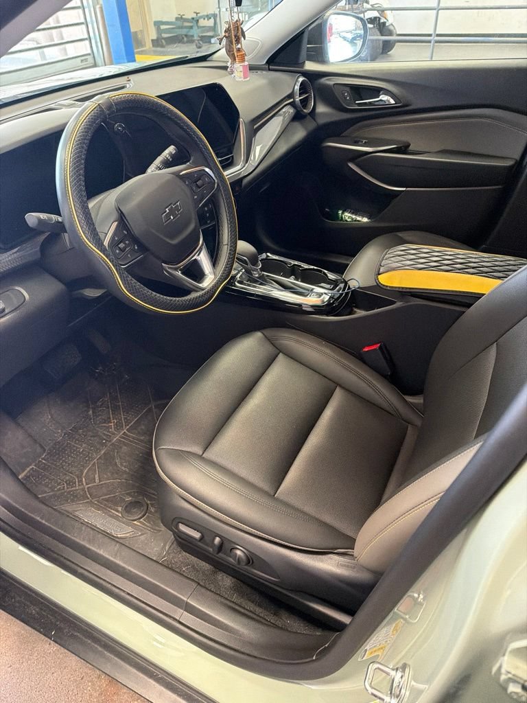 Used 2025 Chevrolet Trax ACTIV w/ Sunroof Package FWD image 2