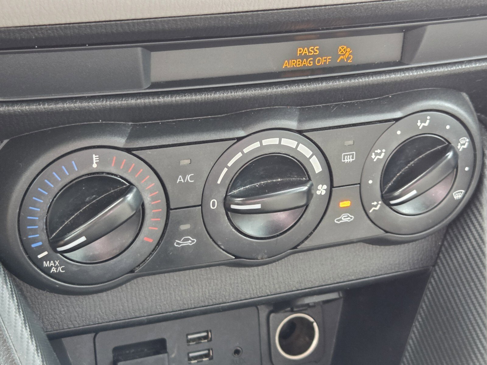 Used 2019 Toyota Yaris L image 13