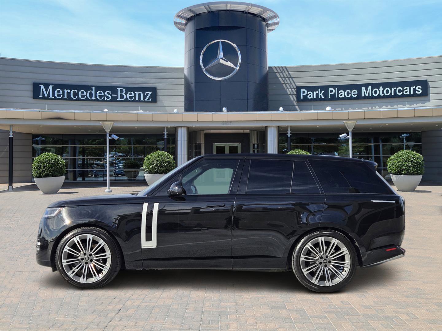 Used 2024 Land Rover Range Rover Autobiography image 3