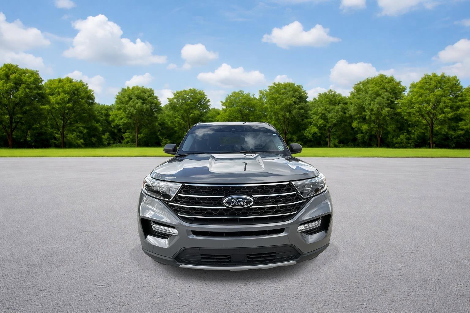 Used 2021 Ford Explorer XLT w/ Equipment Group 202A image 2