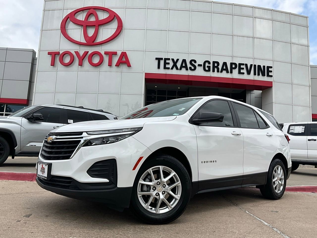 Used 2024 Chevrolet Equinox LS w/ Driver Confidence II Package image 2