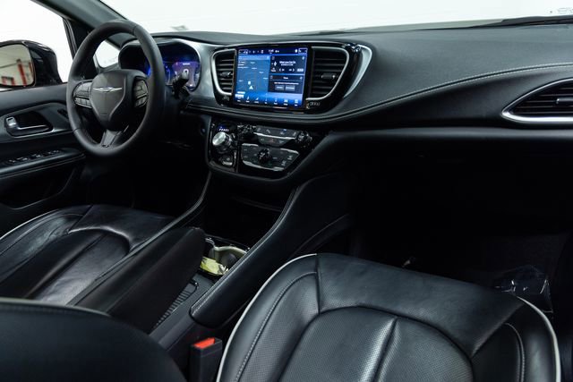 Used 2025 Chrysler Pacifica Limited image 27