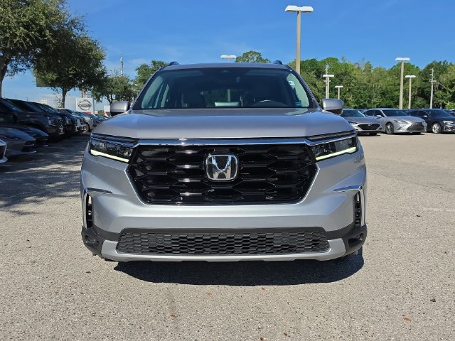Used 2025 Honda Pilot Touring image 3
