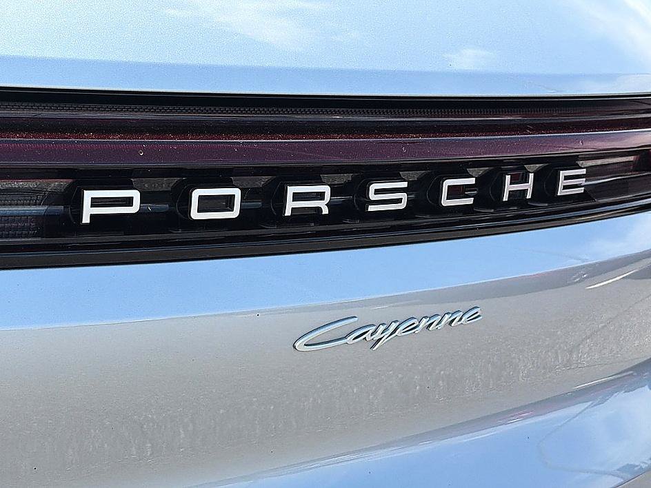 Used 2025 Porsche Cayenne AWD/4WD image 31