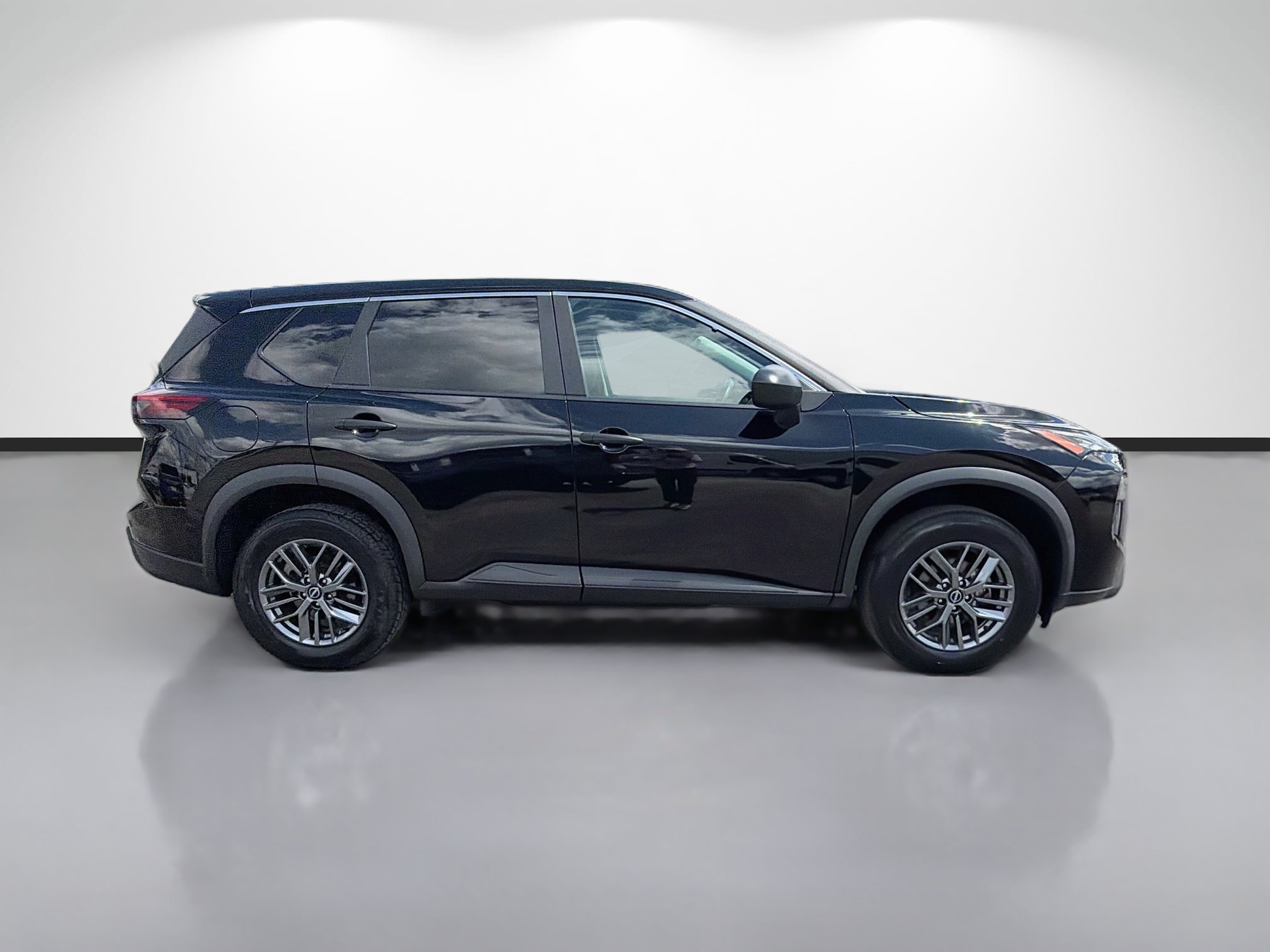 Used 2024 Nissan Rogue S AWD/4WD image 2