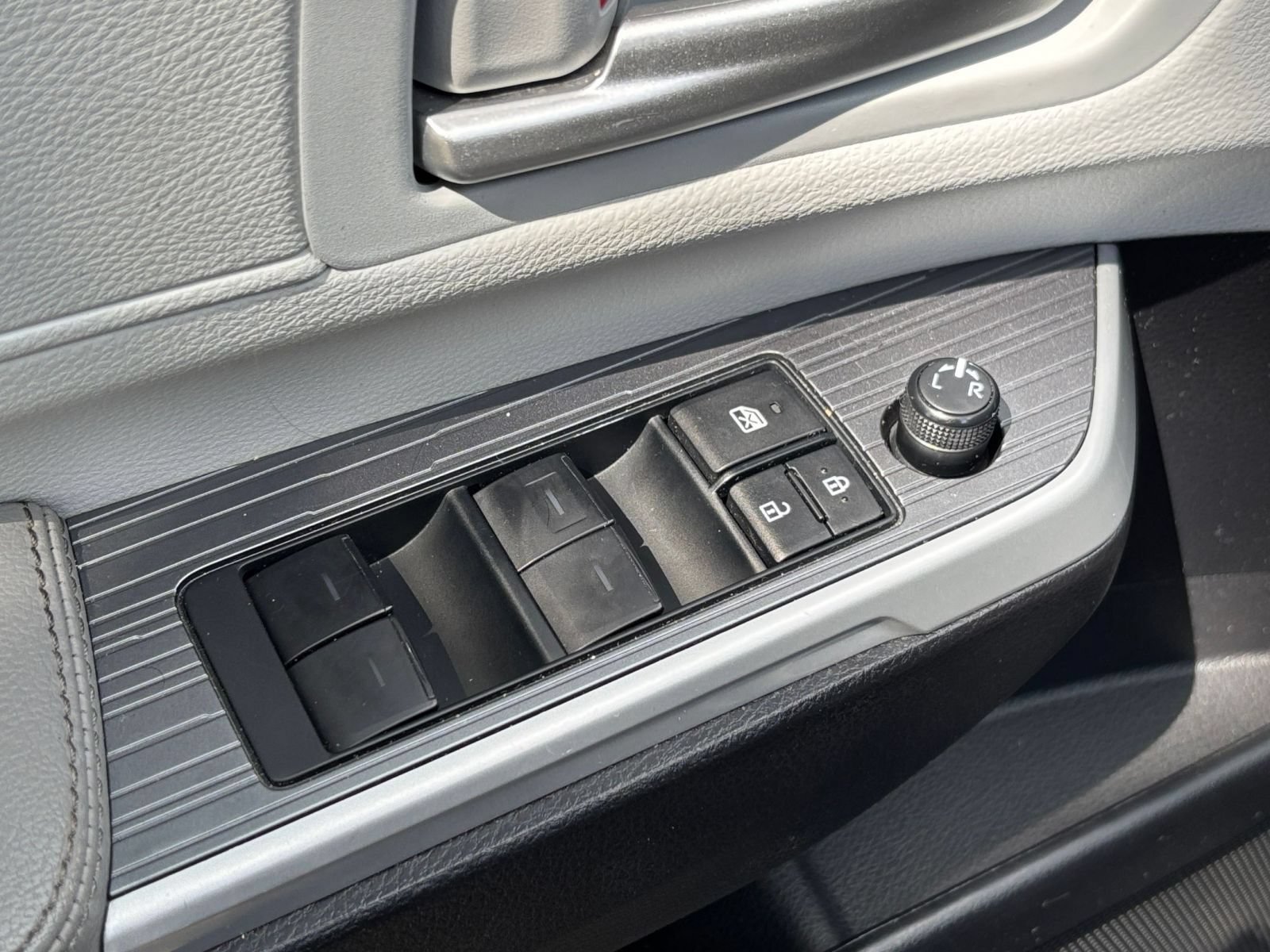 Used 2025 Toyota Sienna XLE FWD image 18
