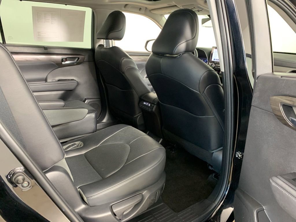 Used 2023 Toyota Highlander Limited image 40