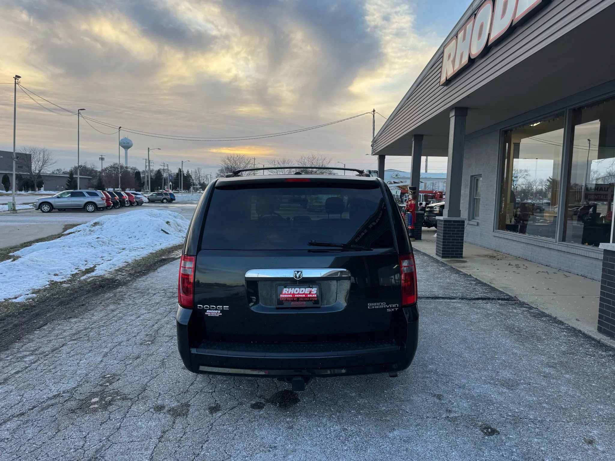 Used 2010 Dodge Grand Caravan SXT w/ Family Value Group FWD image 4