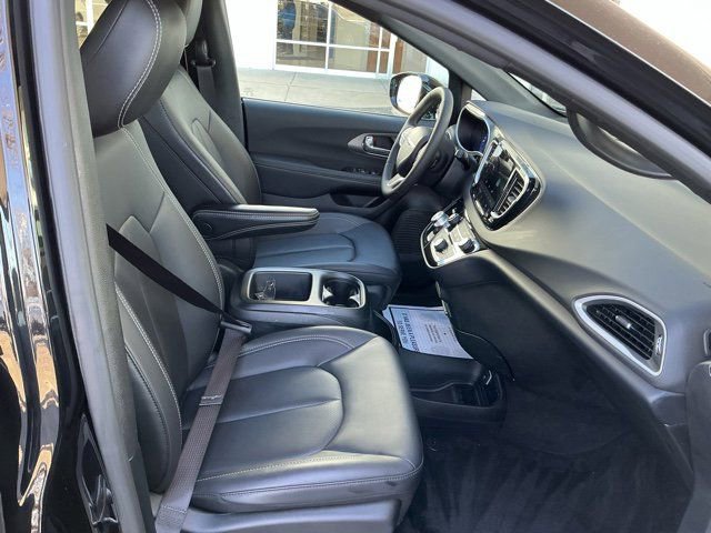 Used 2025 Chrysler Pacifica Select image 20