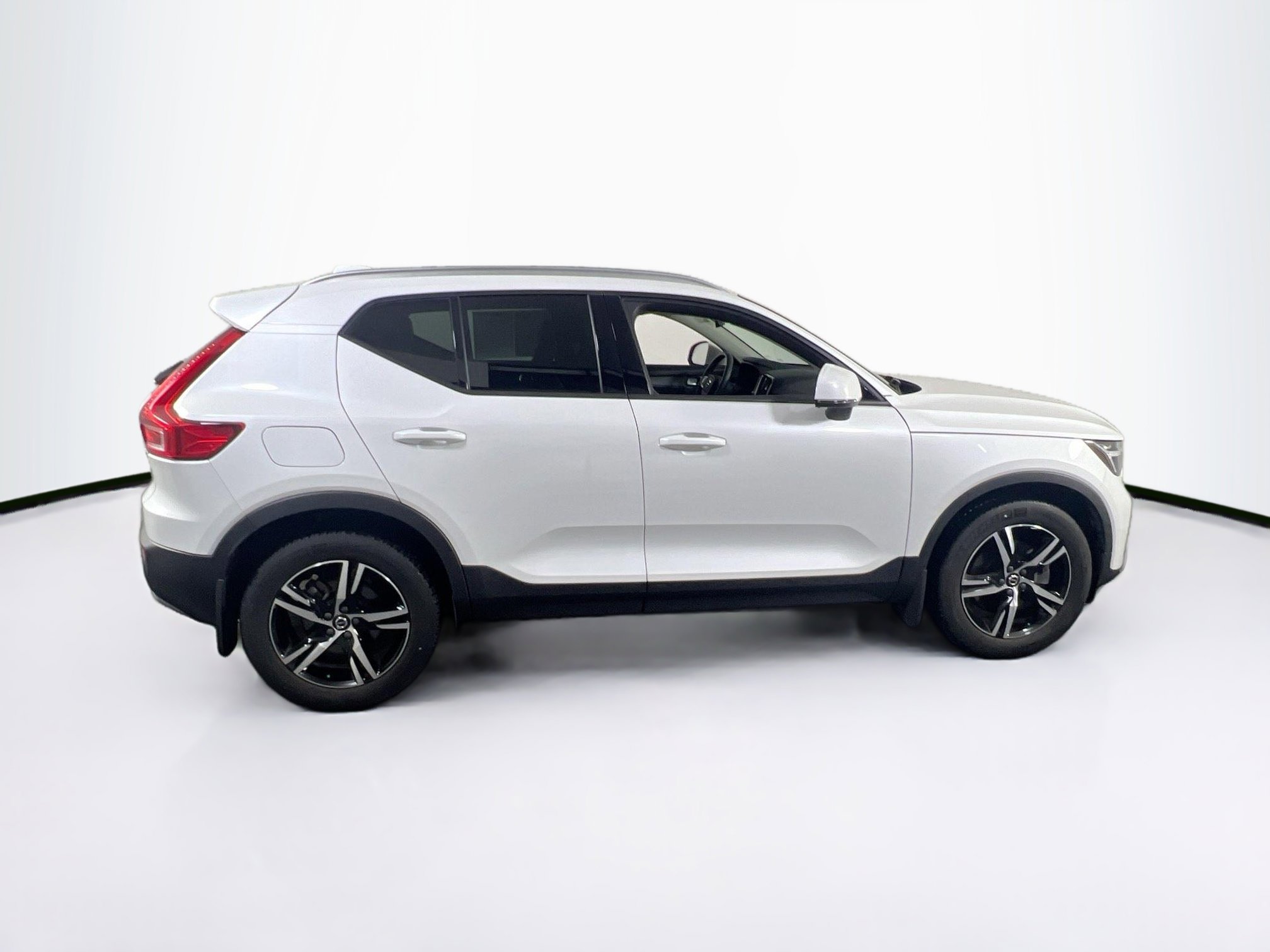 Used 2023 Volvo XC40 B5 Core w/ Climate Package image 4