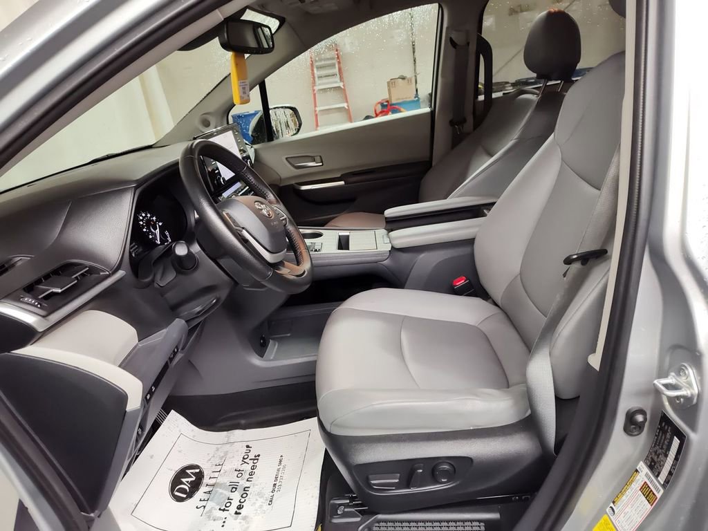 Used 2022 Toyota Sienna XLE w/ XLE Plus Package image 3