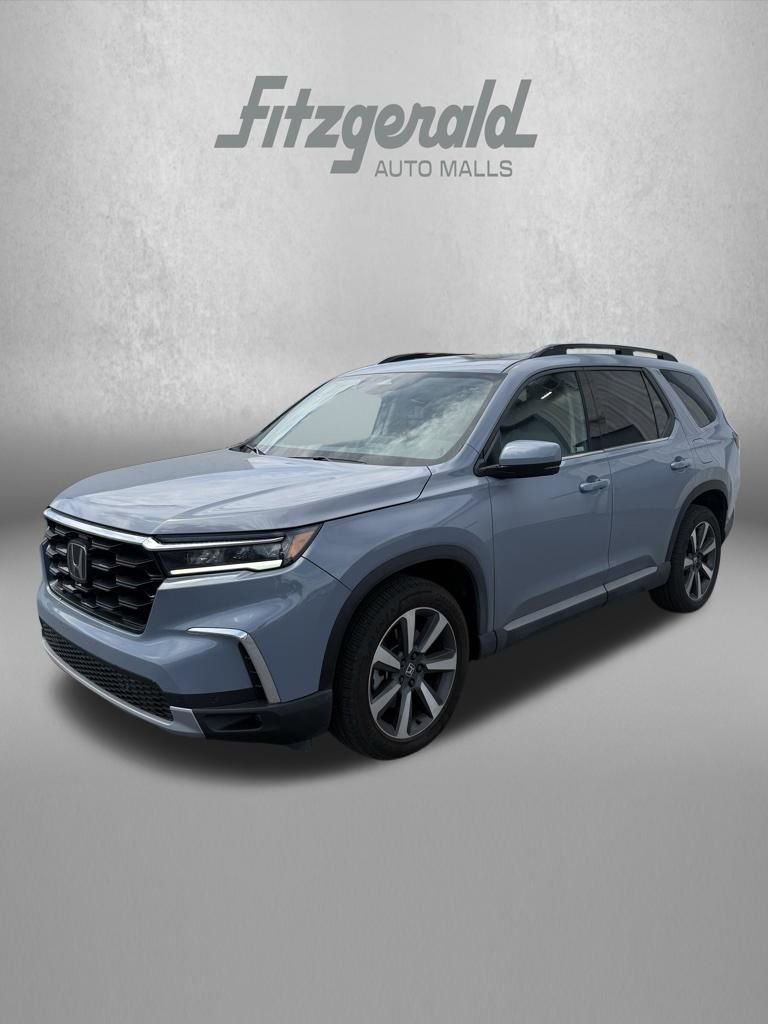 Used 2025 Honda Pilot Touring image 1