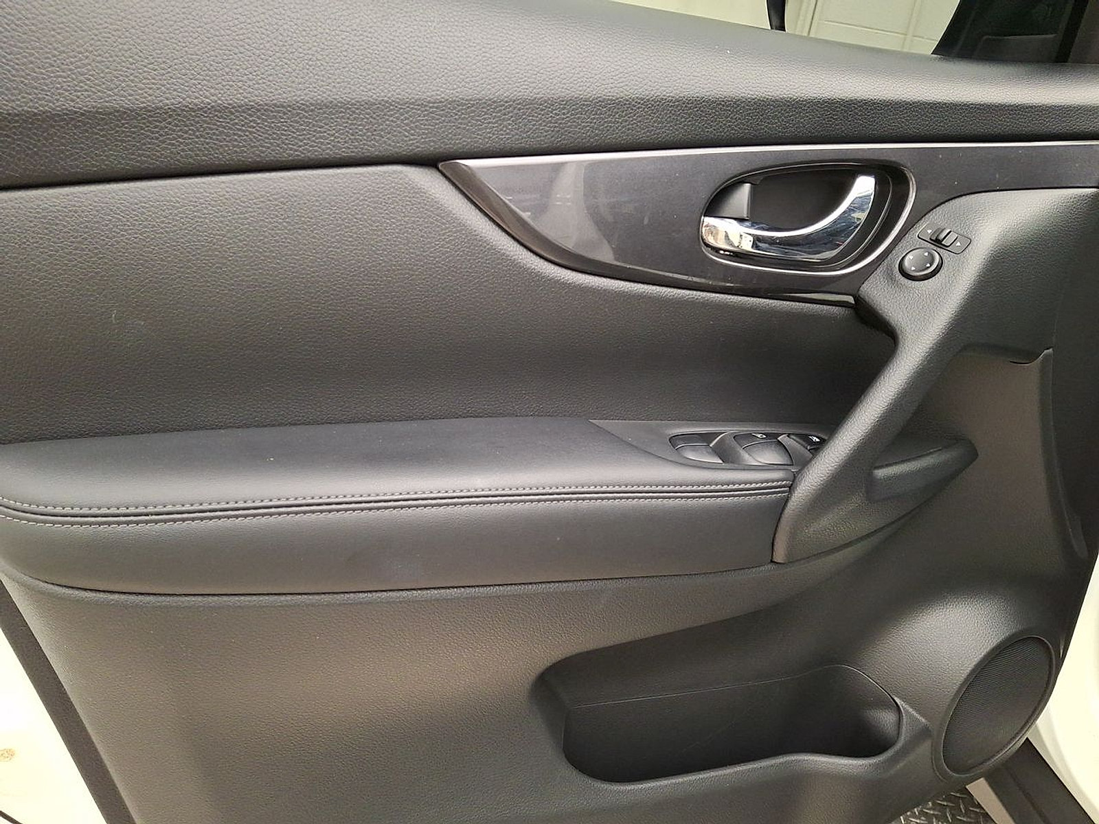 Used 2017 Nissan Rogue SV AWD/4WD image 13