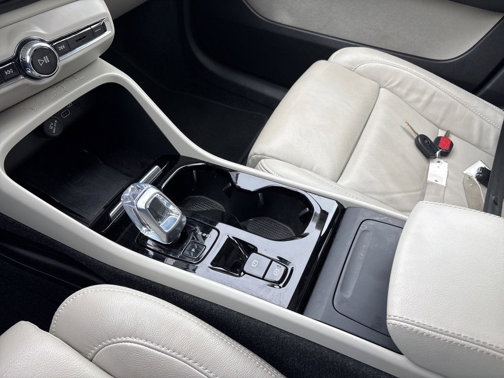 Used 2023 Volvo XC40 B4 Ultimate image 17