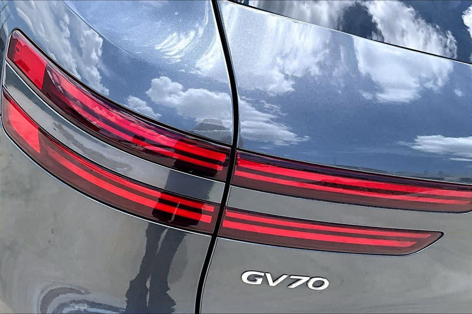 Used 2022 Genesis GV70 3.5T Sport w/ Sport Prestige Package AWD/4WD image 27