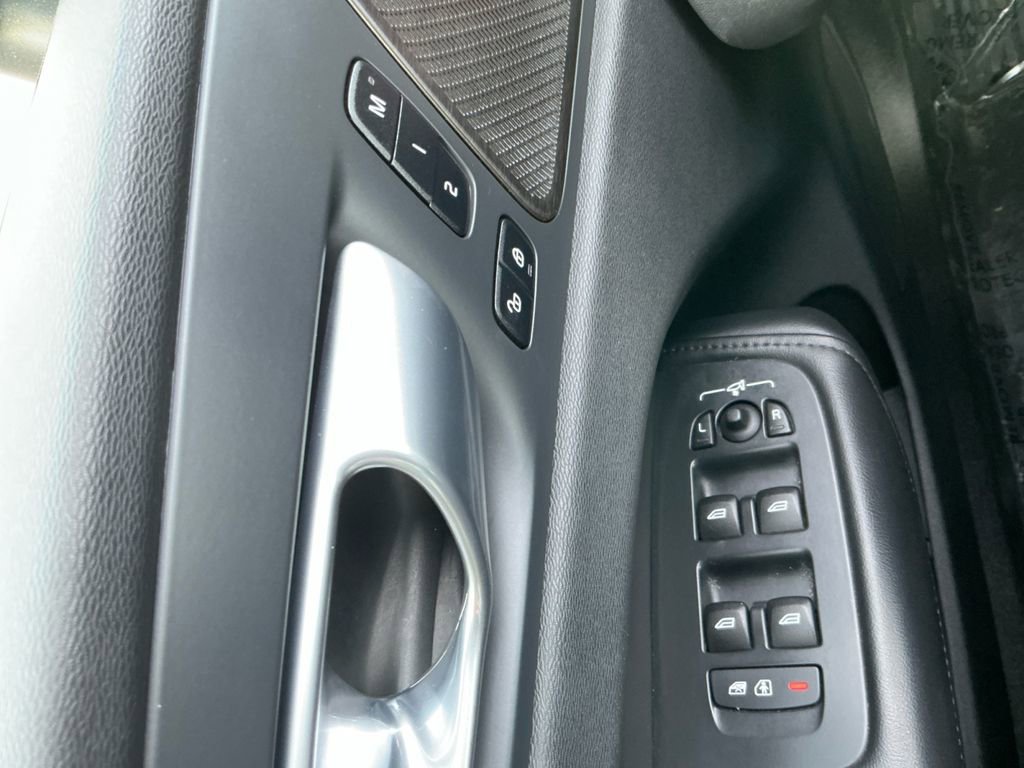 Used 2024 Volvo XC60 B5 Plus image 24