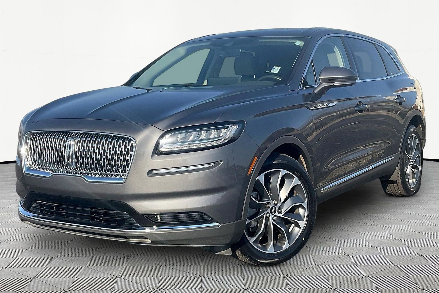 Used 2022 Lincoln Nautilus Reserve AWD/4WD image 2